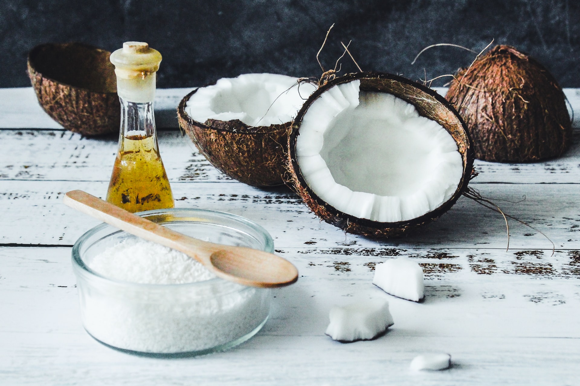 Olej kokosowy – jak wpływa na nasza urodę i jak można zrobić z niego domowe kosmetyki?