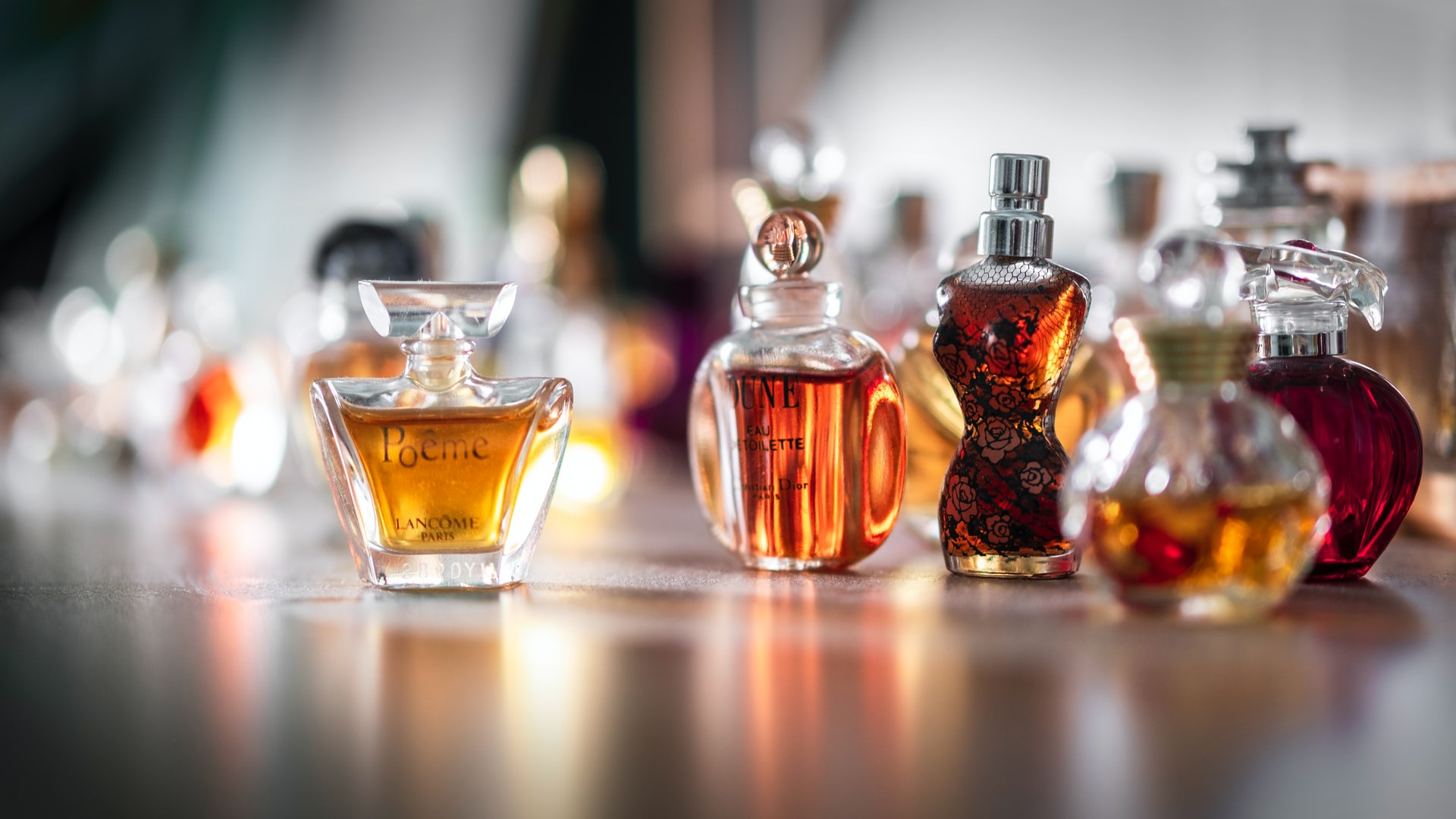 Jak używać perfum, by zapach utrzymywał się jak najdłużej?
