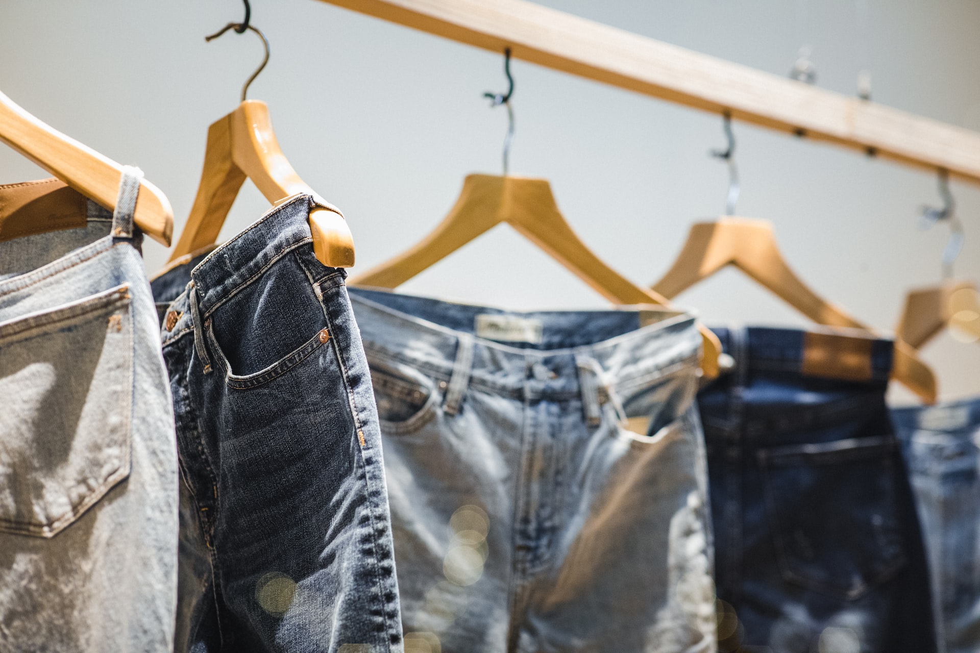 Jasne jeansy jesienią – jak je pomysłowo stylizować?