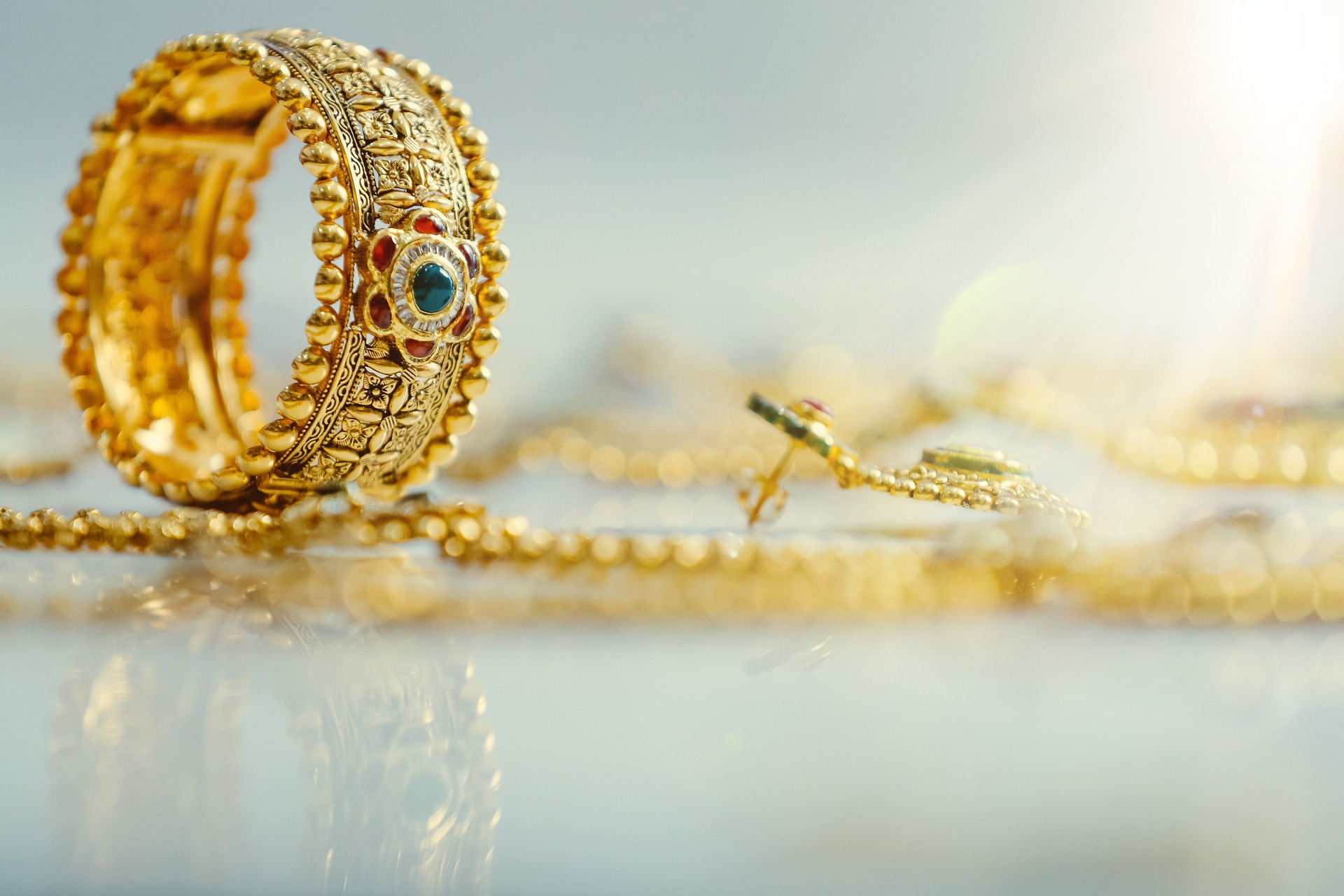 Jak dbać o złotą biżuterię?