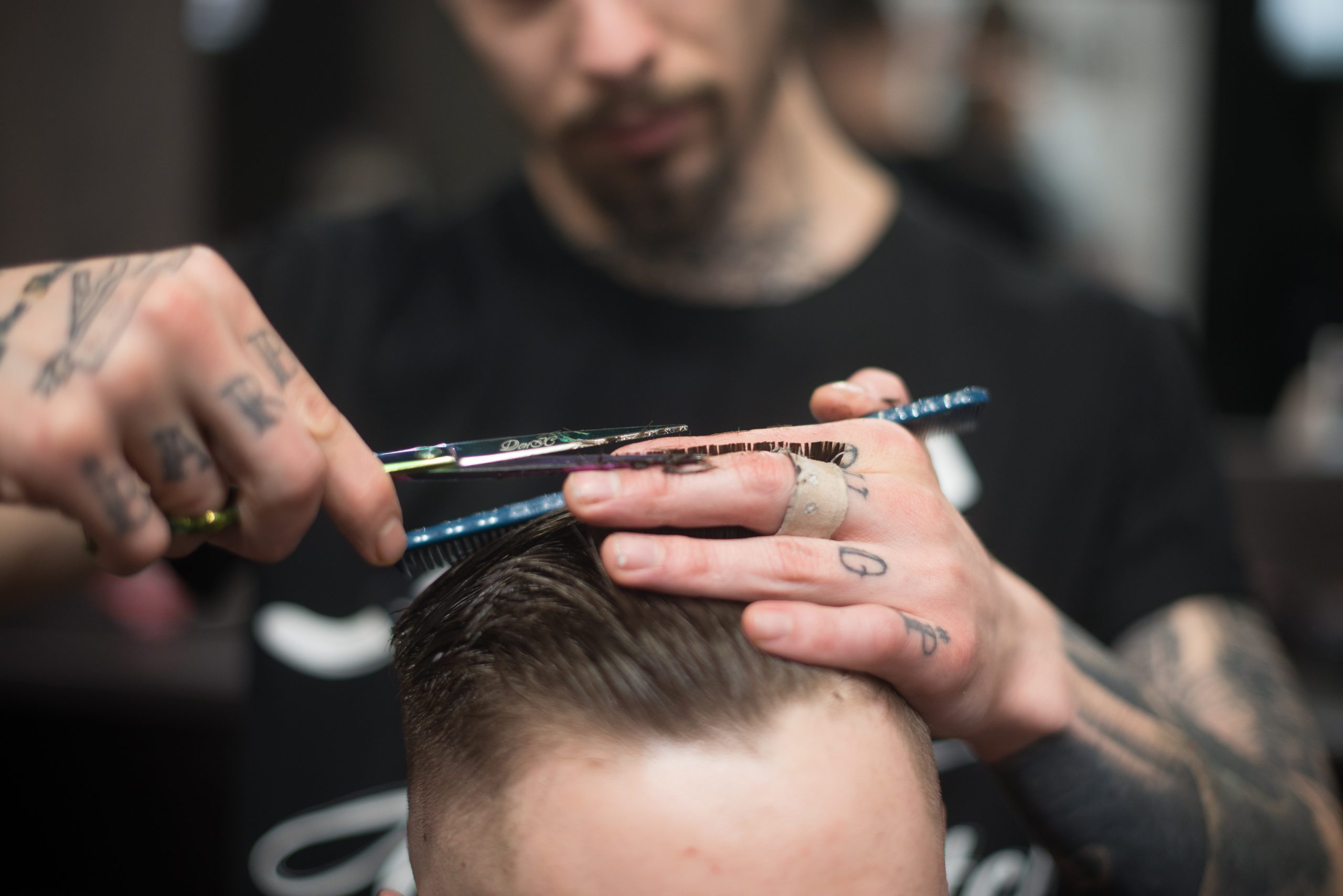 Barber a fryzjer – różnice i podobieństwa