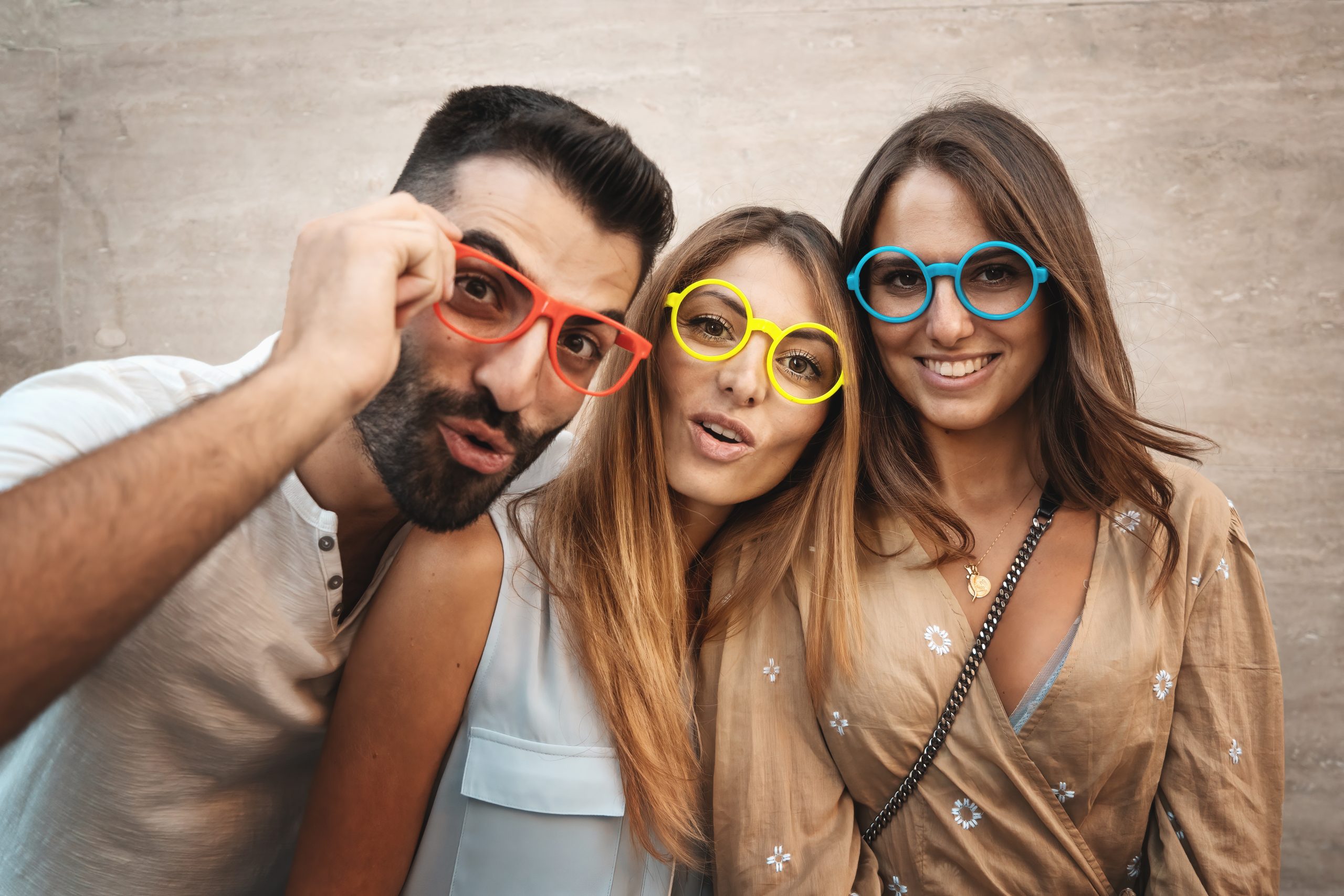 Kolorowe oprawki do okularów korekcyjnych. Jak je dobrać, aby współgrały z Twoim typem urody?