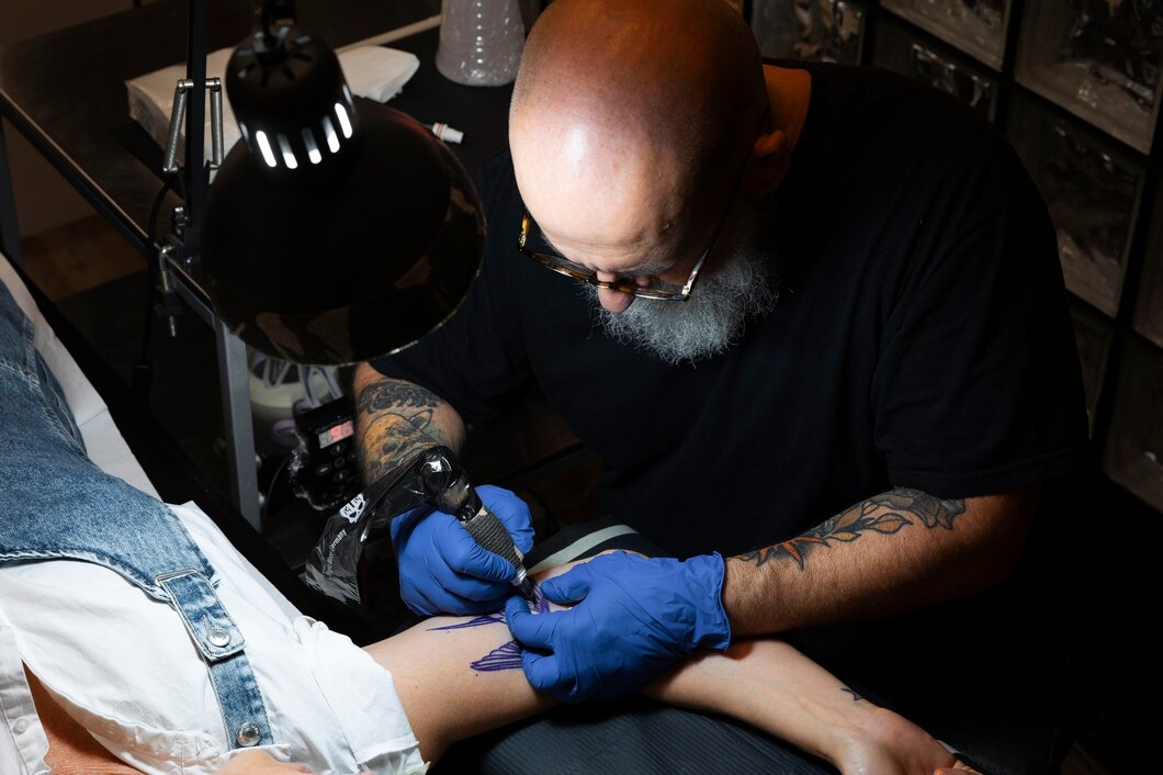 Jak prawidłowo dbać o tatuaż podczas gojenia i jakie role odgrywa maszynka rotacyjna w całym procesie?