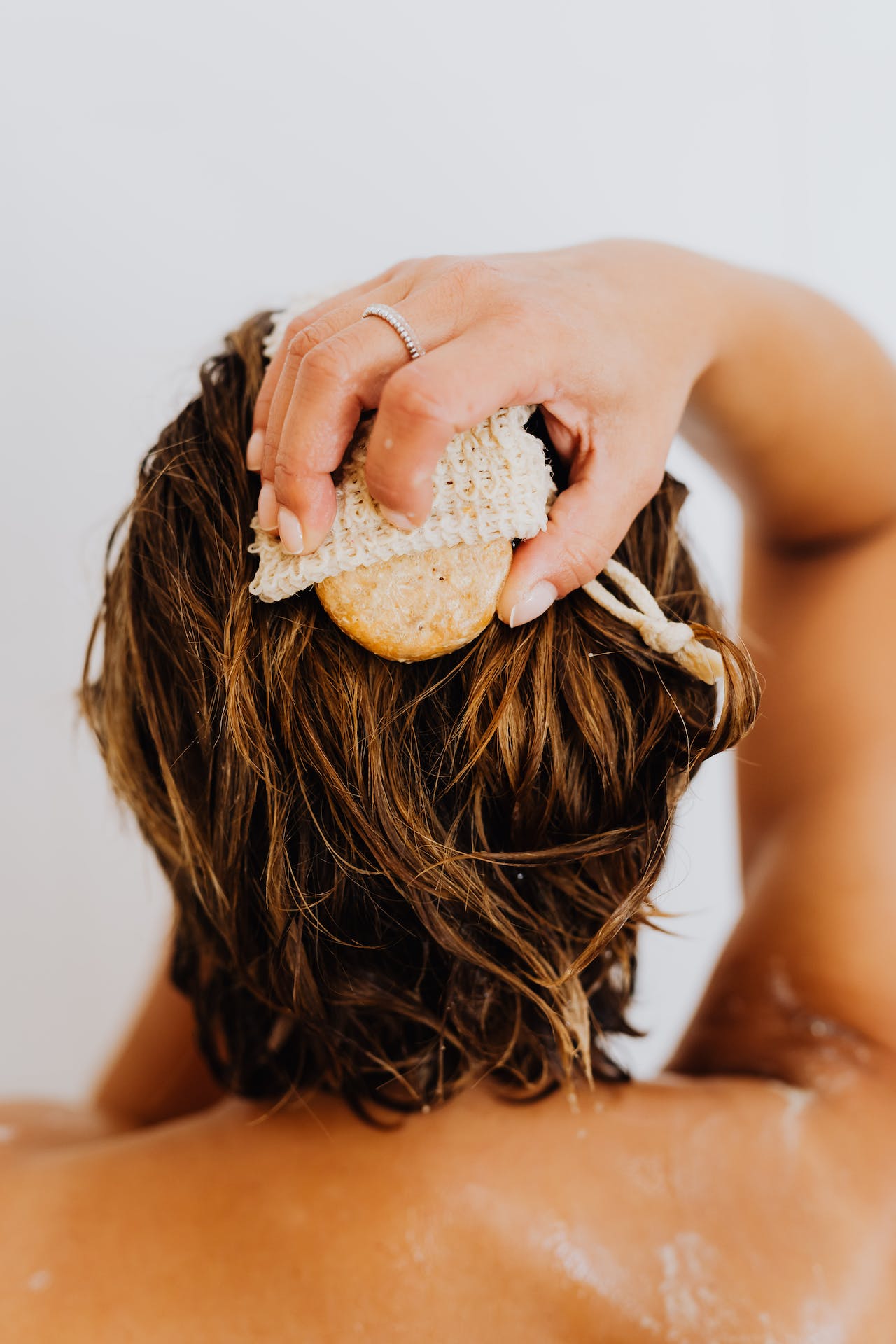 Pielęgnacja skóry głowy i jej związek ze zdrowiem włosów