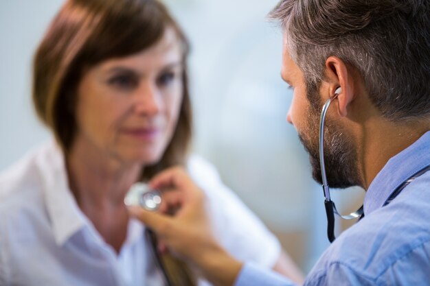 Jak regularne kontrolowanie zdrowia słuchu może poprawić jakość życia?